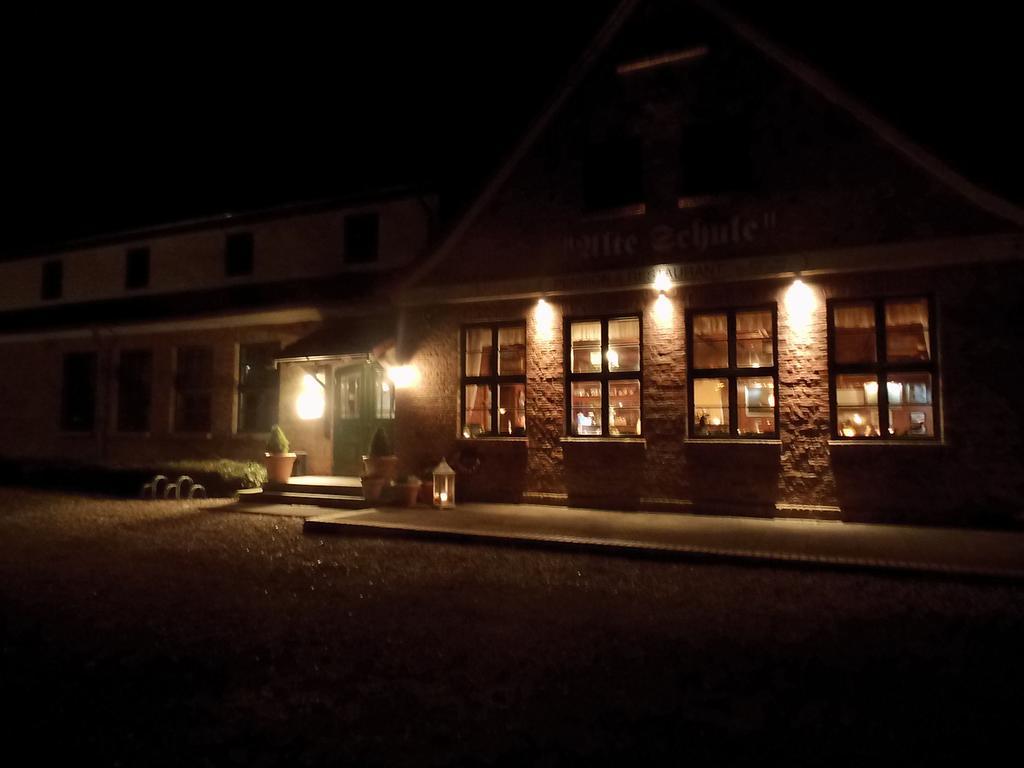 Pension & Restaurant "Alte Schule" Kluis Dış mekan fotoğraf