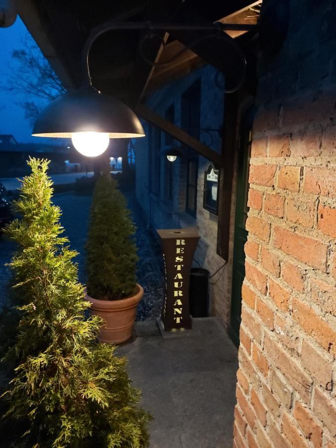 Pension & Restaurant "Alte Schule" Kluis Dış mekan fotoğraf