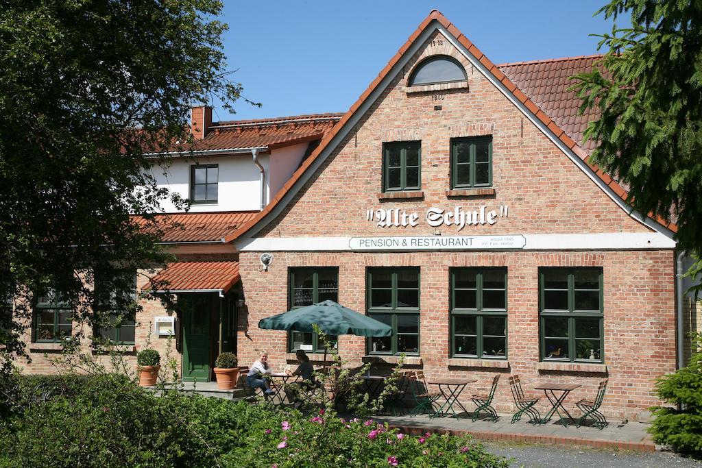 Pension & Restaurant "Alte Schule" Kluis Dış mekan fotoğraf